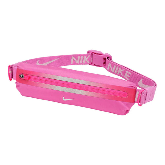 Nike Slim Waistpack 4.0 i Playfull Pink/Hyper Pink/White er en unisex-taske med et lynlåsrum, justerbar rem og hvidt Nike-branding med den ikoniske swoosh på forsiden.