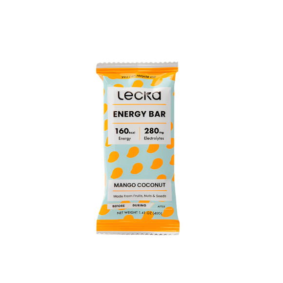 En Lecka Energy Bar, Mango/Coconut, præsenteres i en lyseblå emballage med gul mango-grafik. Etiketten på forsiden fremhæver 160 kalorier, 280 mg elektrolytter og bemærker, at denne plantebaserede bar indeholder frugt, nødder og frø.