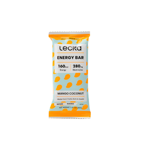 En Lecka Energy Bar, Mango Coconut, kommer i en lyseblå emballage med orange mango-grafik og tekst, der viser 160 kalorier, 280 mg elektrolytter og plantebaserede ingredienser.