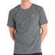 En person er iført New Balance Race Day Ulitra Light T-Shirt (Herre, Urgent Red) med et lille rødt New Balance-logo på venstre bryst. Kun overkroppen er synlig, med armene placeret bag ryggen.