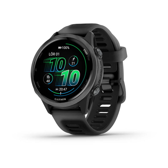 Garmin Forerunner 570 42 mm smartwatch i Slate Grey Aluminium/Translucent Black viser tid, dato, batteri og fitnessstatistik. Med avanceret GPS-sporing og en sporty silikonerem vises det på en hvid baggrund.