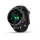Garmin Forerunner 570 42 mm smartwatch i Slate Grey Aluminium/Translucent Black viser tid, dato, batteri og fitnessstatistik. Med avanceret GPS-sporing og en sporty silikonerem vises det på en hvid baggrund.