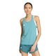 En kvinde iført Adidas Adizero E Tank, Dame in Powtea med matchende shorts med hvide striber, står med front mod en almindelig hvid baggrund.