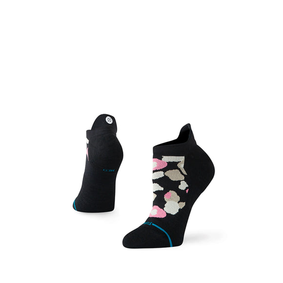 Stance Camo Floral Light Tab løbesokker til damer i sort har et pink, beige og hvidt blomstermønster med et lavt tab-design. Den ene sok står lodret, og den anden er vinklet, begge på en almindelig hvid baggrund.