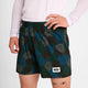 En person er iført en hvid langærmet skjorte og Saysky Flower Pace Shorts 5" Herre Blue Aop-blå camo-løbershorts. To øjentatoveringer er synlige over knæene.