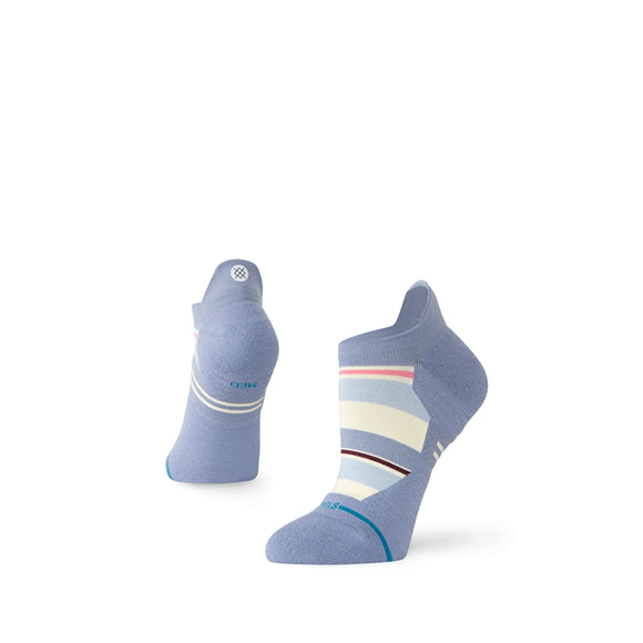 Et par Stance Milo Light Tab unisex-strømper i blå med hvide, blågrønne og pink striber - en opretstående og en vinklet - på en almindelig hvid baggrund.