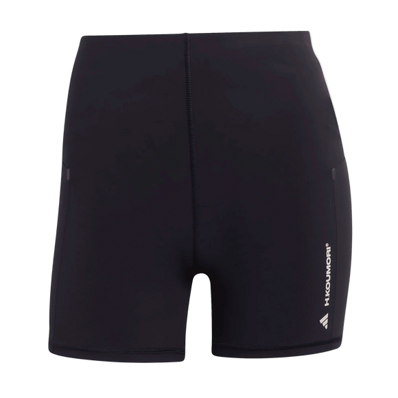 Et par almindelige sorte sportsshorts kaldet Adi365 Hk Tight, Dame by Adidas, med synlige syninger, en høj linning som på træningstights kvinder og Adidas-logoet i hvidt nederst på venstre ben.