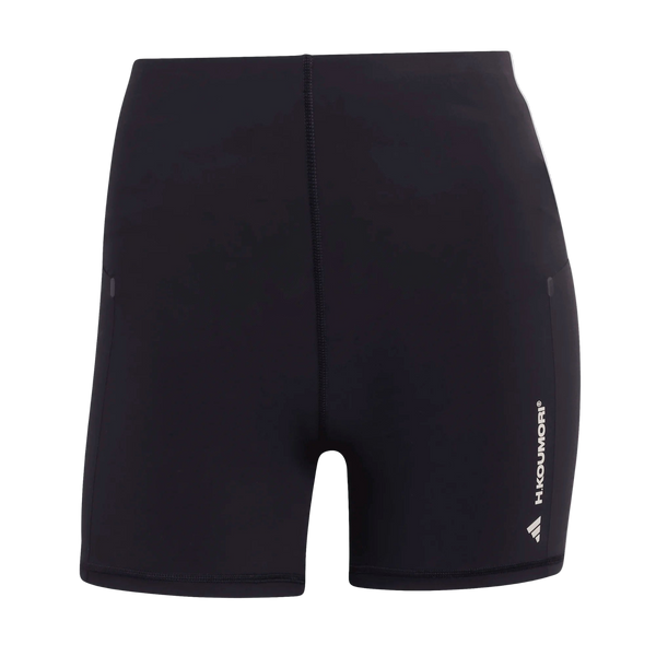Et par almindelige sorte sportsshorts kaldet Adi365 Hk Tight, Dame by Adidas, med synlige syninger, en høj linning som på træningstights kvinder og Adidas-logoet i hvidt nederst på venstre ben.
