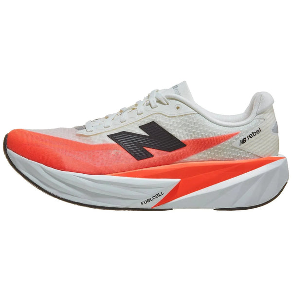 Et sidebillede af New Balance FuelCell Rebel V5, Herre i Urgent Red viser en hvid overdel med orange accenter, fedt sort N-logo og en skulpturel hvidgrå sål - ideel letvægtsløbesko til løbetræning.