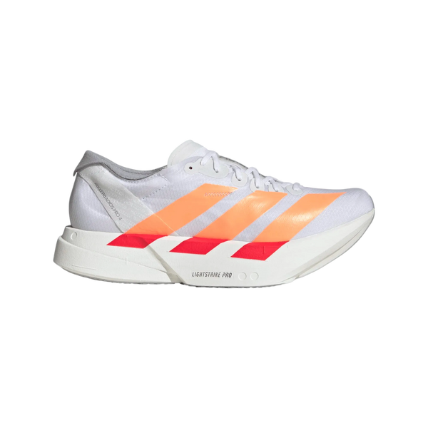 Adidas Adizero Adios Pro 4 Dame-løbeskoen i Ftwwht/Beaora/Lucred har en hvid overdel med tre orange og pink gradientstriber, Lightstrike Pro-skumsål og et lavprofildesign, der vises på en almindelig hvid baggrund.