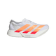 Adidas Adizero Adios Pro 4 Dame-løbeskoen i Ftwwht/Beaora/Lucred har en hvid overdel med tre orange og pink gradientstriber, Lightstrike Pro-skumsål og et lavprofildesign, der vises på en almindelig hvid baggrund.