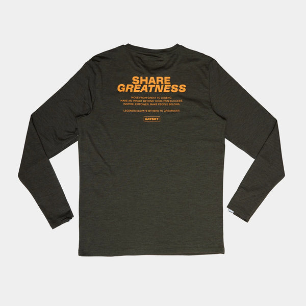 En Saysky Statement Pace Long Sleeve, Herre, Green ligger fladt med ryggen opad og viser orange "SHARE GREATNESS"-tekst, mindre tekst og et lille rektangulært logo.