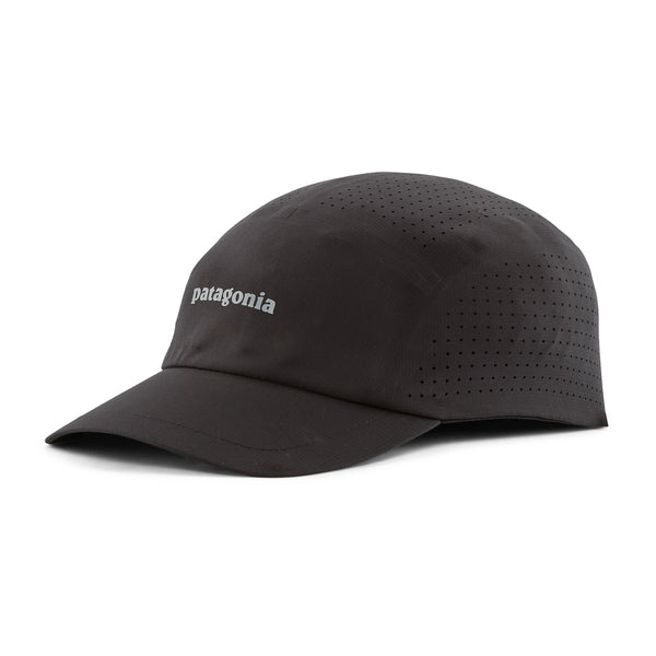 Patagonia Ultralightweight Ridge Hat er en sort unisex-kasket med små ventilationshuller i siden og et hvidt Patagonia-logo foran på en hvid baggrund.