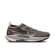 Nike Pegasus Trail 5 Gore-Tex, Herre i Ironstone/College Grey-Velvet Brown har en overdel i mesh, hvid sål og hvidt swoosh-logo; vist fra siden på en lys baggrund som et stilfuldt vandtæt løbesko.