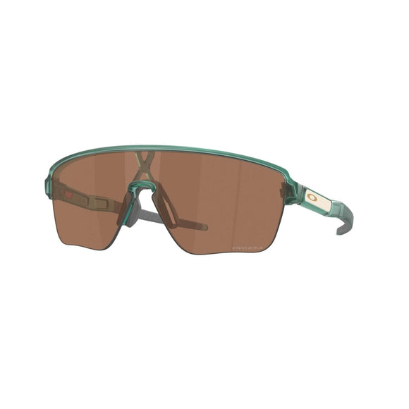 Oakley Corridor SQ unisex sportsbriller har en enkelt Prizm Tungsten wraparound linse, en grøn Trans Pacific letvægts ramme og et lille rund logo på siden.