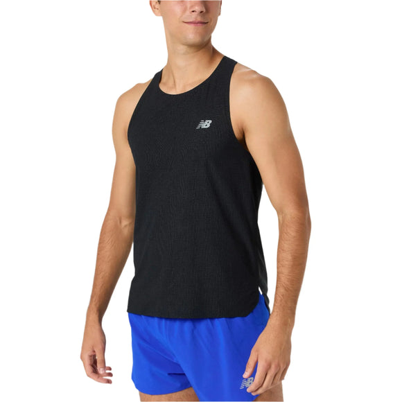 En person i sort New Balance Race Day Ultra Light Singlet, Herre og blå New Balance-shorts står let vendt til siden mod en almindelig hvid baggrund, klar til Race Day.