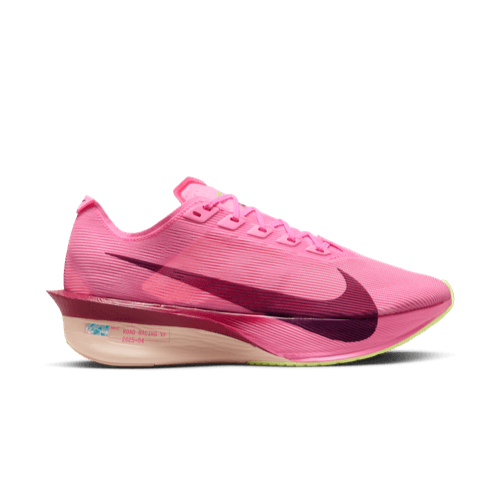 Nike Vaporfly Next% 4 Dame i Pink Spell/Bordeaux-Hyper Pink-Volt Ice har en pink overdel, mørkerød swoosh, lyserød mellemsål og grøntonet sål - en elitekonkurrencesko til seriøse løbere.
