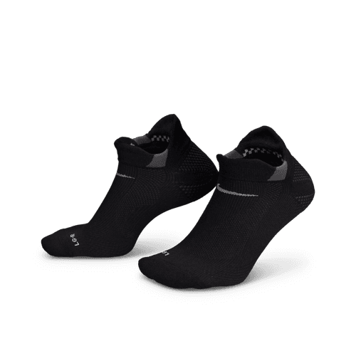 Et par Nike Fast Lightweight No Show-strømper i Black/Dk Smoke Grey, unisex, vist lodret på en hvid baggrund. Disse sportsstrømper har forstærkede hæle og tæer, Dri-FIT-teknologi, strukturerede mønstre og L/R-labels.