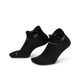 Et par Nike Fast Lightweight No Show-strømper i Black/Dk Smoke Grey, unisex, vist lodret på en hvid baggrund. Disse sportsstrømper har forstærkede hæle og tæer, Dri-FIT-teknologi, strukturerede mønstre og L/R-labels.