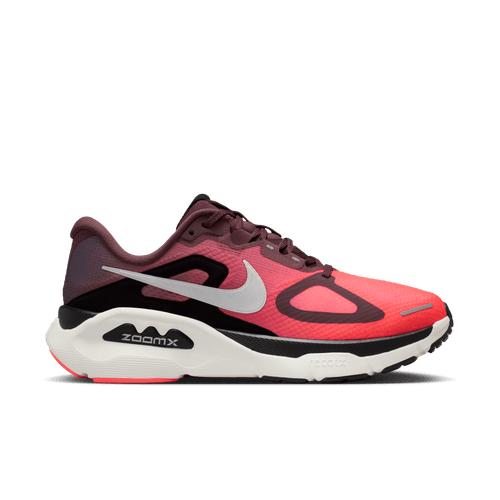 Nike Structure Plus Dame i Tattoo/Silver-Hot Lava-Black har røde og mørklilla nuancer, en hvid sål, sorte og hvide detaljer og et sølvfarvet swoosh-logo på en almindelig lysegrå baggrund.