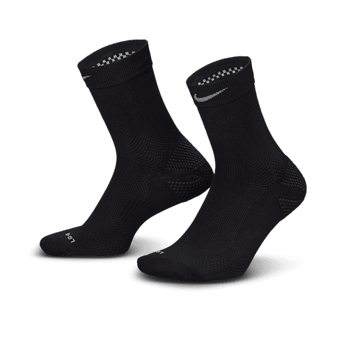 Et par Nike Fast Lightweight Ankle-strømper i Black/Pure Platinum/Smoke Grey, unisex-stil. Strømperne er lavet af performance-materiale, har en hvid Nike-swoosh nær toppen og subtile hvide prikker på manchetten.