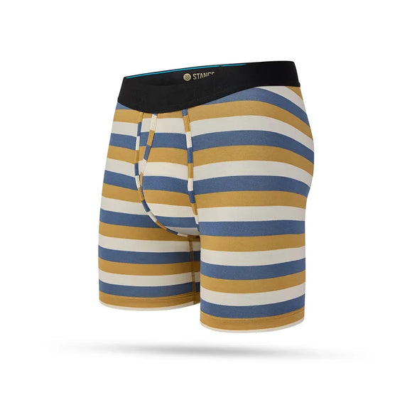 Stance Highland Wholester boksershorts til mænd i khaki har et støttende design med Wholester-teknologi og en sort linning med mærkets logo, der vises på en almindelig hvid baggrund.