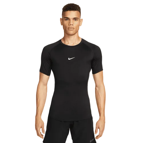 En mand ser frem for sig iført en tætsiddende sort Nike Df Tight Top Ss, Herre, Black/White med et lille hvidt Nike-logo på brystet og sorte shorts. Baggrunden er almindelig hvid.