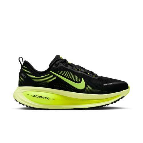 Nike Vomero 18 Dame i Black/Volt-Cyber-Lt Lemon Twist vises i sideprofil på en almindelig hvid baggrund med en gul Swoosh og tykke ZoomX-mellemsål for optimal støddæmpning.