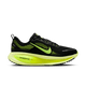 Nike Vomero 18 Dame i Black/Volt-Cyber-Lt Lemon Twist vises i sideprofil på en almindelig hvid baggrund med en gul Swoosh og tykke ZoomX-mellemsål for optimal støddæmpning.