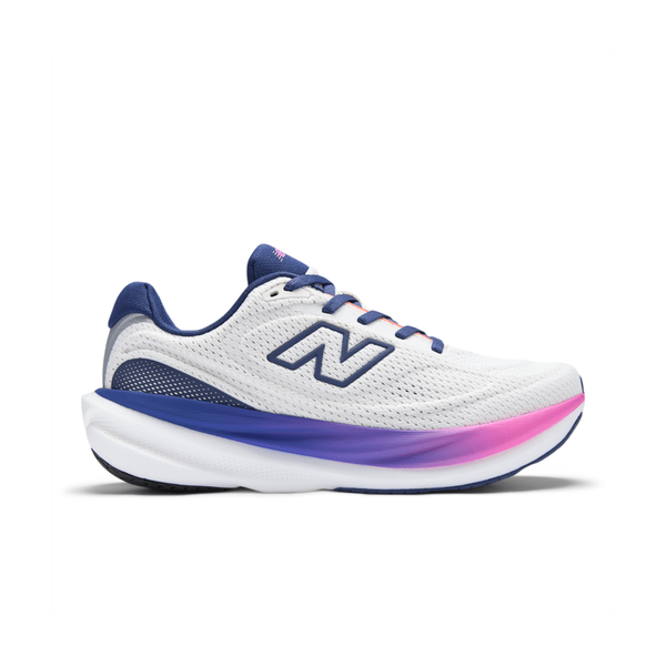 New Balance Infinion 1080 v15 Dame i Sea Salt/Blue Oyster har en hvid mesh-overdel, blåt N-logo og accenter, en ombre blå til pink mellemsål og tyk FreshFoam X 1080 v15-støddæmpning for overlegen komfort.