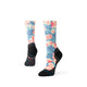 Stance Pop Light Crew-strømperne til kvinder har en sort bund med blå baggrund og pink blomsterdesign på toppen, plus sorte fødder og flerfarvede striber ved svangen og hælen for et levende look.