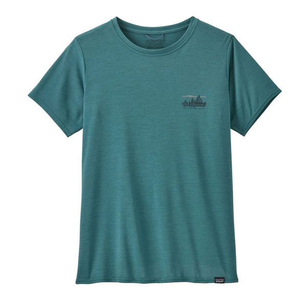 Patagonia W's Cap Cool Daily Graphic Shirt i 73 Skyline/Wetland Blue X-Dye er en let, hurtigtørrende t-shirt med en diskret grafik og tekst på venstre bryst - ideel til behageligt, tørt slid.