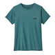 Patagonia W's Cap Cool Daily Graphic Shirt i 73 Skyline/Wetland Blue X-Dye er en let, hurtigtørrende t-shirt med en diskret grafik og tekst på venstre bryst - ideel til behageligt, tørt slid.
