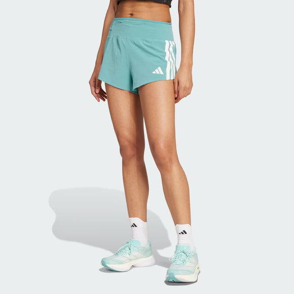 En kvinde er iført Adidas Adizero Running Gel Pocket Shorts 4" i Powder Teal med hvide striber, en sort crop top, hvide sokker og blågrønne løbesko, vist fra midt på torsoen til fødderne mod en almindelig lys baggrund.