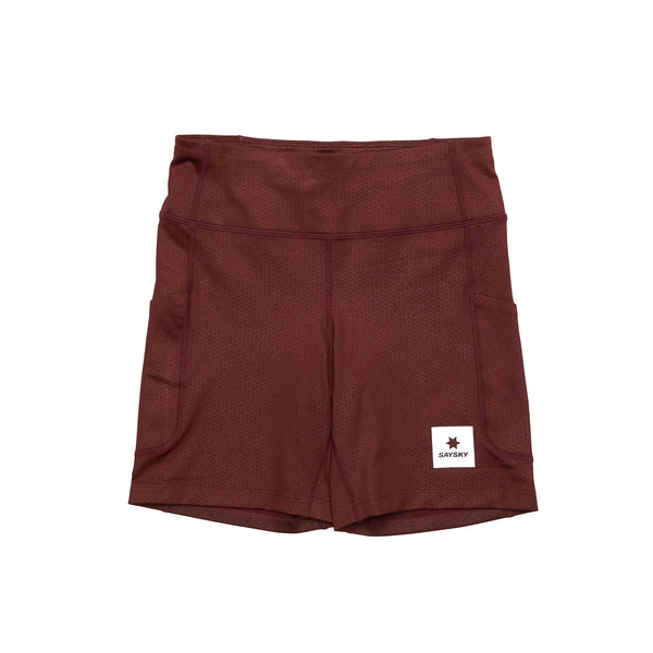 Et par røde Saysky W Combat+ Short Tights 7" til kvinder med sidelommer og et hvidt Saysky-mærke med en stjerne nederst på venstre ben, som ligger fladt på en hvid baggrund. Ideelle til korte dame- eller træningstights.
