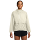 En person iført en lysbeige Nike Storm-FIT-løbejakke med hætte, Dame, i farverne Sail/Reflective Silv samt sorte sportsshorts.
