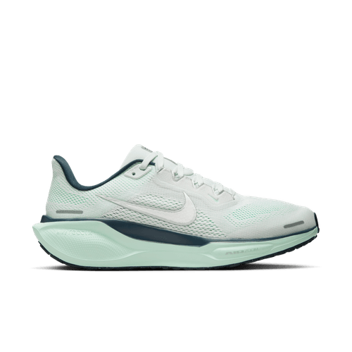Nike Pegasus 41 dame løbesko i Ghost Aqua/Metallic Silver-Mint Foam har overdel i mesh, snørelukning, tyk React-skum-sål, swoosh-logo på siden og mørkegrønne detaljer på hælen og sålen.