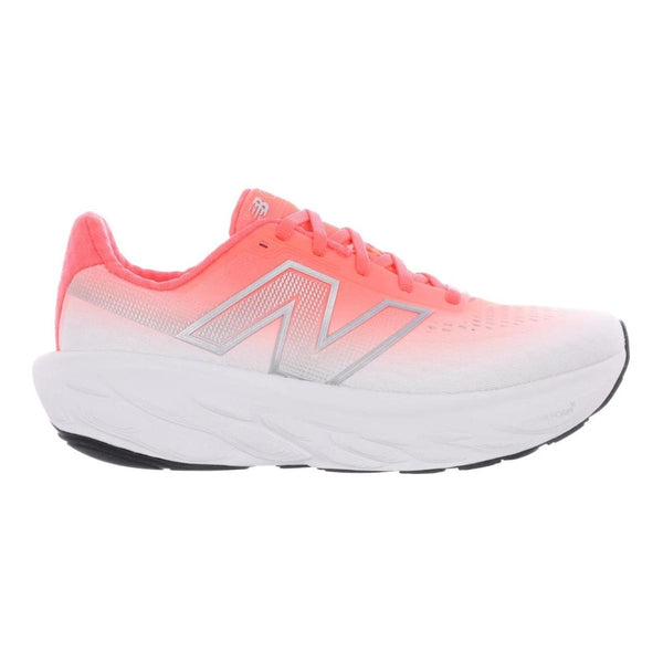 Et sidebillede af New Balance Freshfoam 1080v14, Herre i Urgent Red, med et stort sølvfarvet N-logo, plysdæmpet sål for overlegen komfort og sorte kontrastfarver på ydersålen.