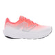 Et sidebillede af New Balance Freshfoam 1080v14, Herre i Urgent Red, med et stort sølvfarvet N-logo, plysdæmpet sål for overlegen komfort og sorte kontrastfarver på ydersålen.