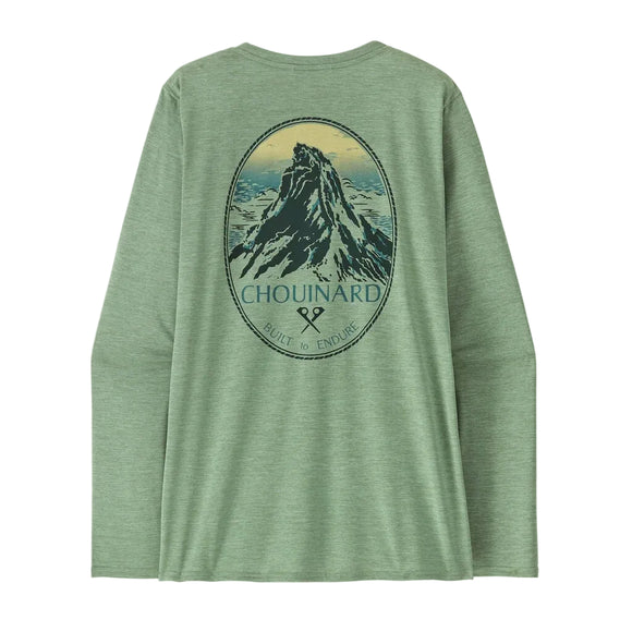 Patagonia L/S Cap Cool Daily Graphic Shirt til kvinder i Ellwood Green X-Dye er fremstillet af genbrugspolyester, har en grafik med bjerge og krydsede isøkser med "Chouinard Built to Endure" og er hurtigtørrende til aktiv brug.
