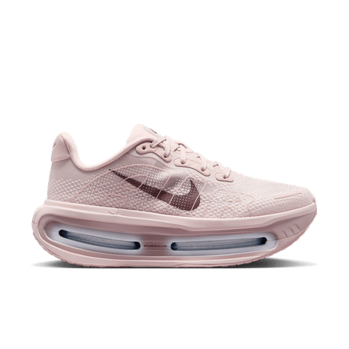 Nike Vomero Premium dame løbesko i Particle Rose/Burgundy Crush har en struktureret overdel, snørelukning, luksuriøs komfort, gennemsigtig mellemsål med synlig støddæmpning og et bordeauxrødt swoosh-logo, vist på en hvid baggrund.