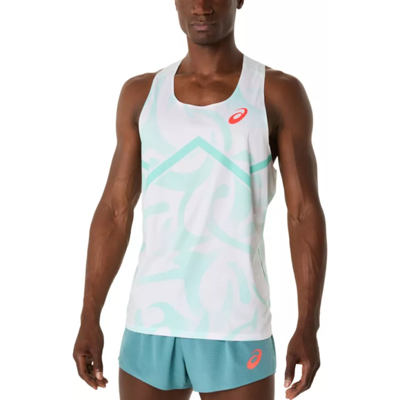 En mand er iført Asics Light Knit Singlet til mænd i Soothing Sea og blågrønne shorts, begge med det røde Asics-logo, og står på en almindelig hvid baggrund.