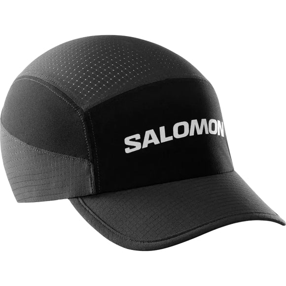 Salomon Sense Aero Cap, Unisex, Deep Black, har en buet skygge, subtile syningsdetaljer på siderne og i toppen og en fed hvid "SALOMON"-tekst på forsiden.