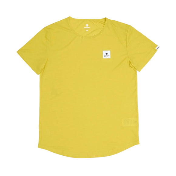 Saysky Reactive Flow T-Shirt, Herre, Yellow Aop er en åndbar gul kortærmet t-shirt med et hvidt mærke med en sort stjerne og tekst på venstre bryst mod en hvid baggrund.