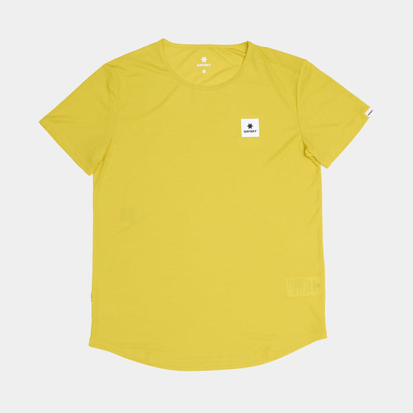 Saysky Reactive Flow T-Shirt, Herre, Yellow Aop er en åndbar gul kortærmet t-shirt med et hvidt mærke med en sort stjerne og tekst på venstre bryst mod en hvid baggrund.