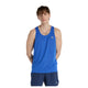 En person med kort brunt hår står model til New Balance Athletics Tank, Herre, Blue Gemstone Heather, sammen med marineblå shorts på en almindelig hvid baggrund - og viser et klassisk træningssæt herre-look.