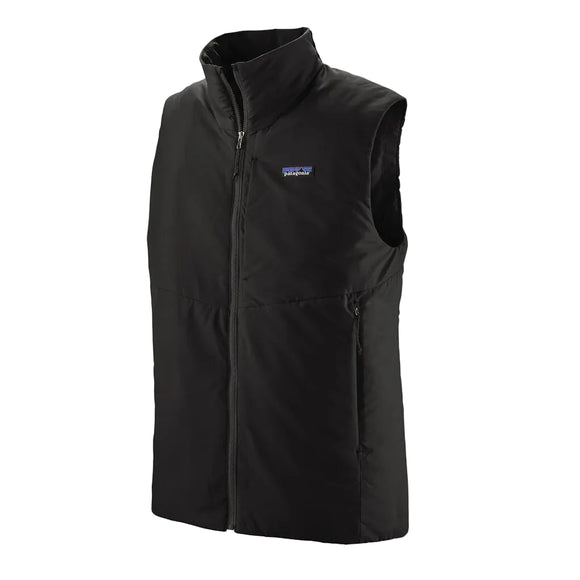 Patagonia Nano-Air Light Vest, Herre, Black er en isoleringsvest til mænd med høj krave, lynlås foran, to sidelommer og et lille rektangulært logo på venstre bryst. Vist på en almindelig hvid baggrund.