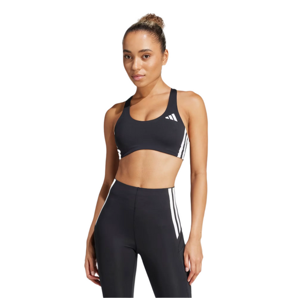 En kvinde kigger fremad i Adidas Adizero Run Medium Support Bra, Dame, Black, og højtaljede leggings med hvide striber mod en hvid baggrund - hvilket giver ideel sportsbh-komfort til løb.