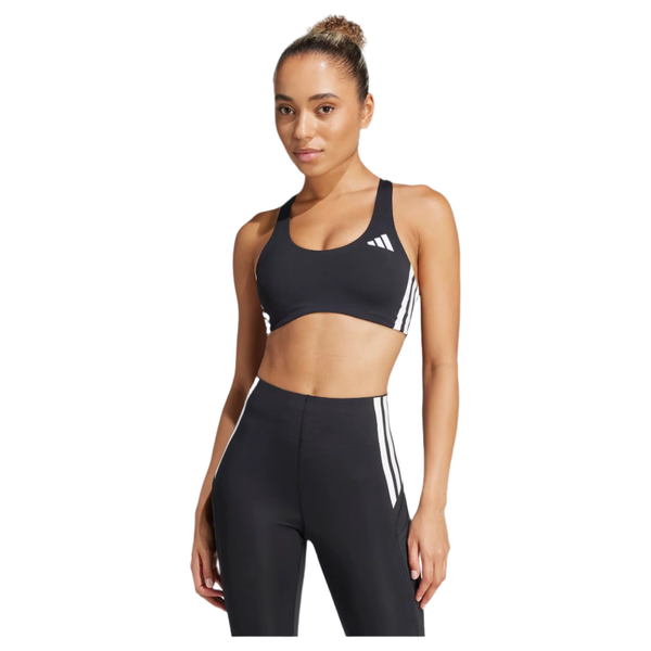 En kvinde iført Adidas Adizero Medium Support Run Bra, Dame, Black parrer den med sorte højtaljede leggings med hvide striber. Hun står med front mod en hvid baggrund, klar til at løbe eller træne.