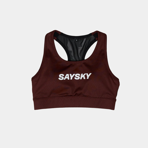 W Logo Combat Sports Bra, Dame, Red fra Saysky har et racerback-design og et fedt hvidt SAYSKY-logo på forsiden. Det vises på en almindelig lysegrå baggrund.